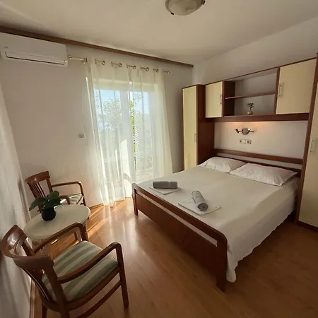 Jedini Apartment *